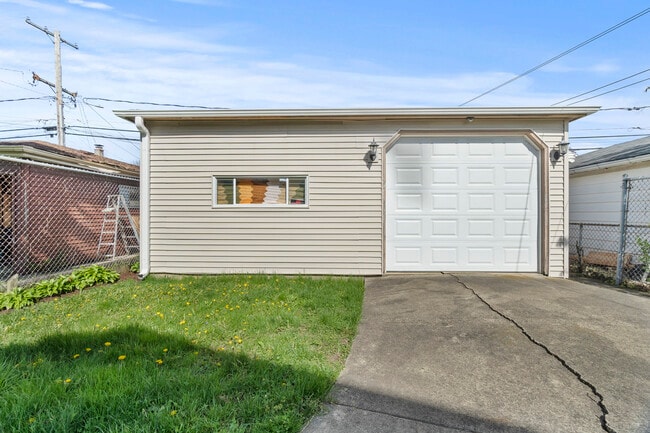 Building Photo - 2425 Hessing St