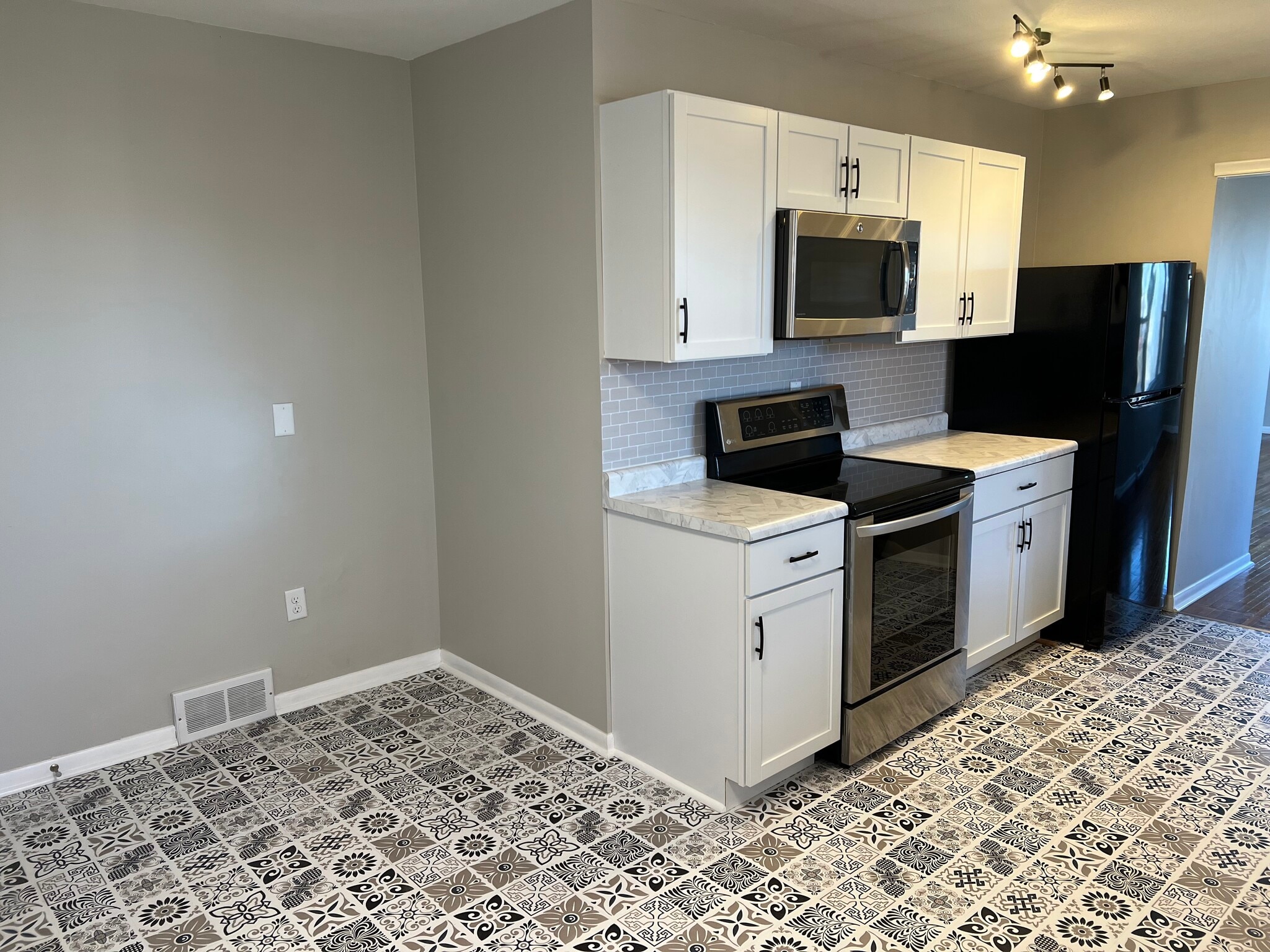 Building Photo - 102 Franklin St