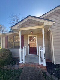 Building Photo - 3 Bed/2 Bath with Deck/Yard in quite neigh...