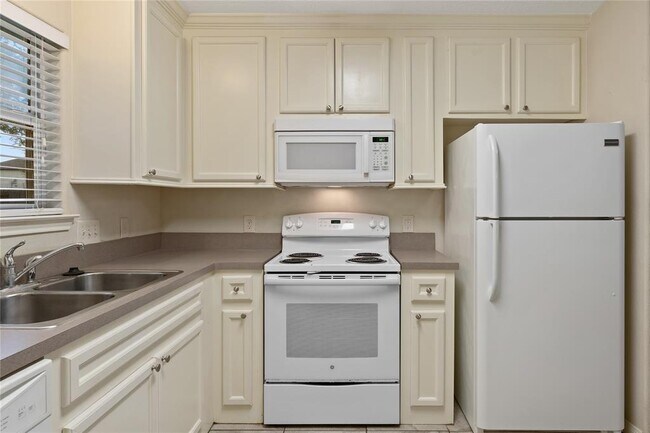 Building Photo - 12502 Hackberry Dr