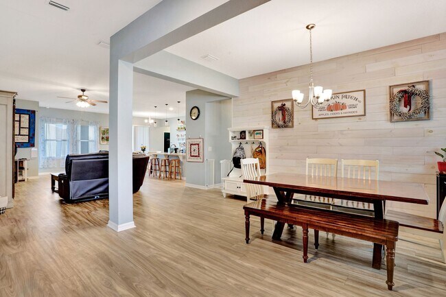 Building Photo - Gorgeous 4/3 in Newberry Corners
