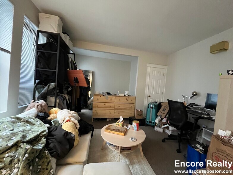 Building Photo - 843 Beacon St