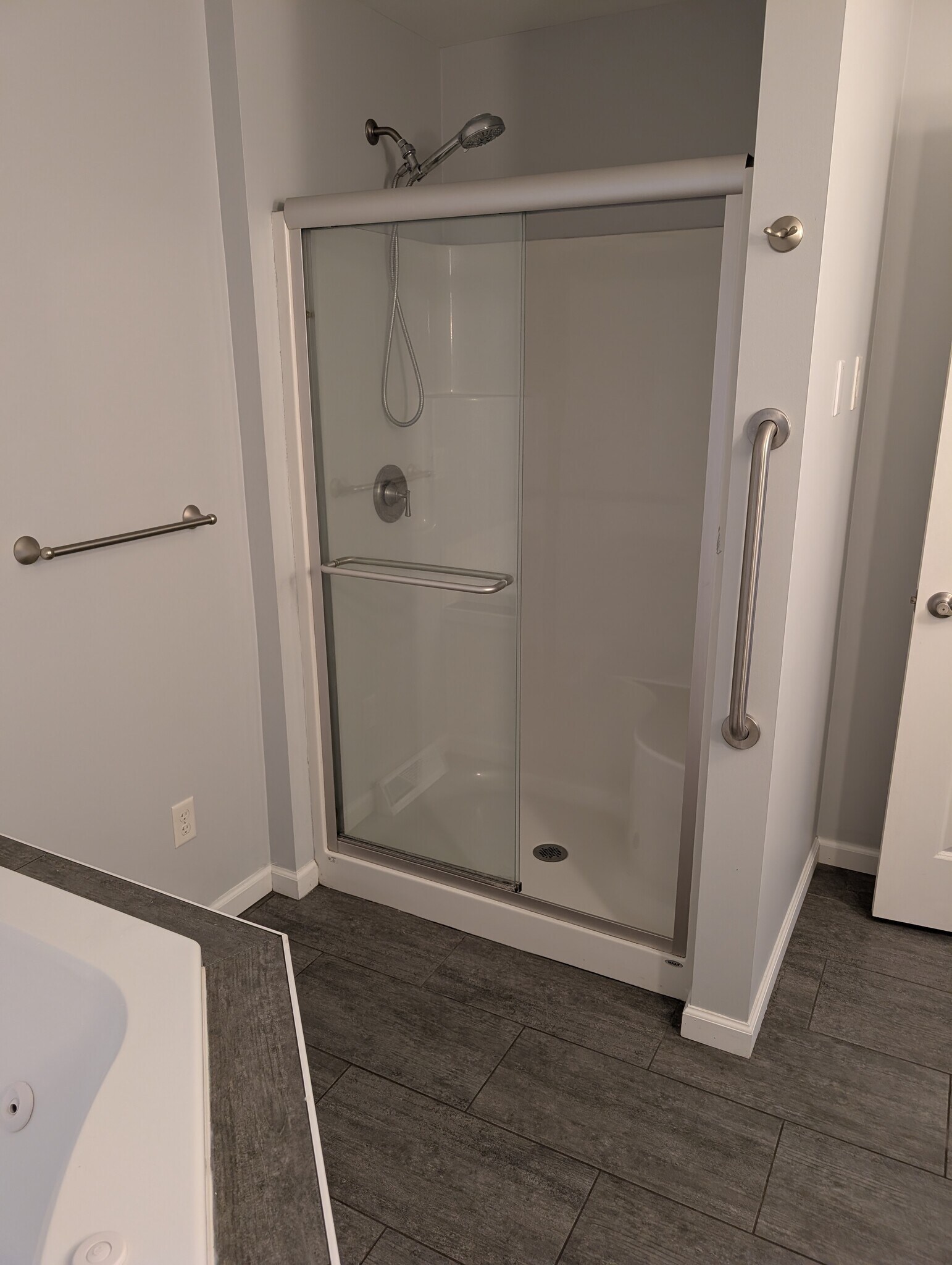 Shower in main bathroom - 64 Pollock Rd
