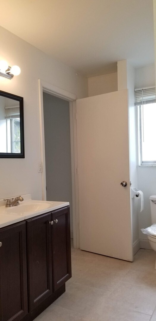 Building Photo - S. BISCAYNE & TAMIAMI TRAIL / 2 bedroom home / $ 1450