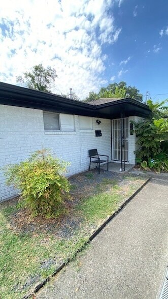 Building Photo - 222 Caplin St