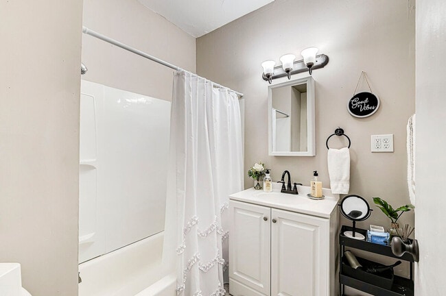 Building Photo - 611 Lincoln St