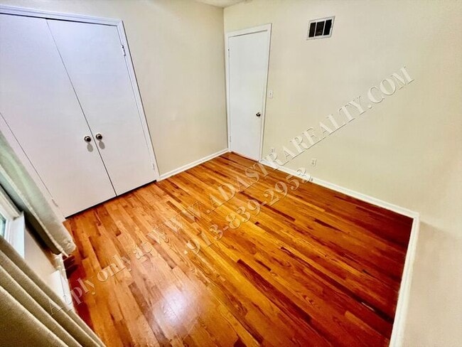 Building Photo - Lovely Home In Nall Hills-Available NOW!