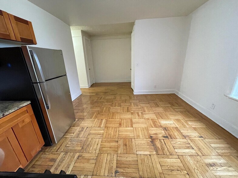 Building Photo - 142 W 238th St