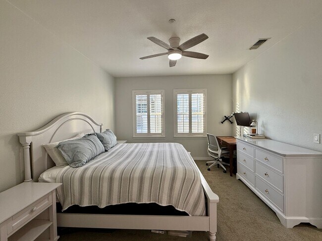 Building Photo - Vibrant 3 Bedroom Townhome in Bressi Ranch
