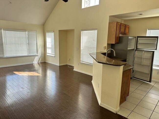 Building Photo - 8957 Lee Vista Blvd