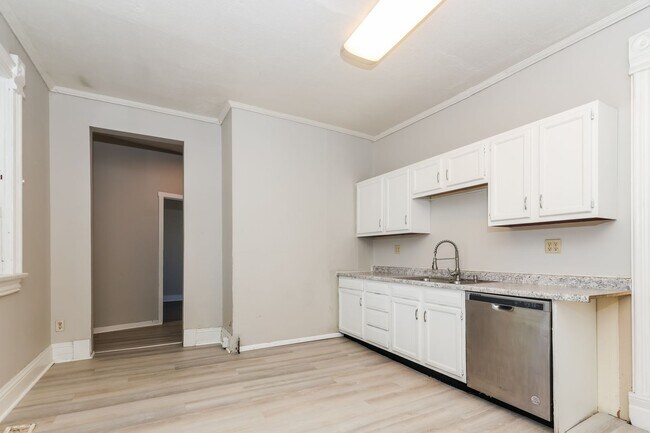 Building Photo - 902-904 1/2 S Limestone St.