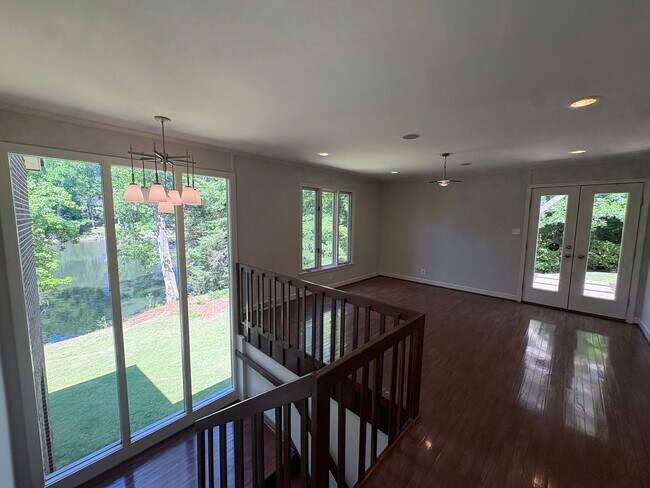 Building Photo - Large Lakefront Home Minutes from Downtown Greenville!