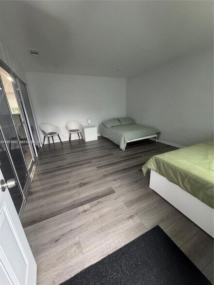 Building Photo - 5482 Lakewood Cir S