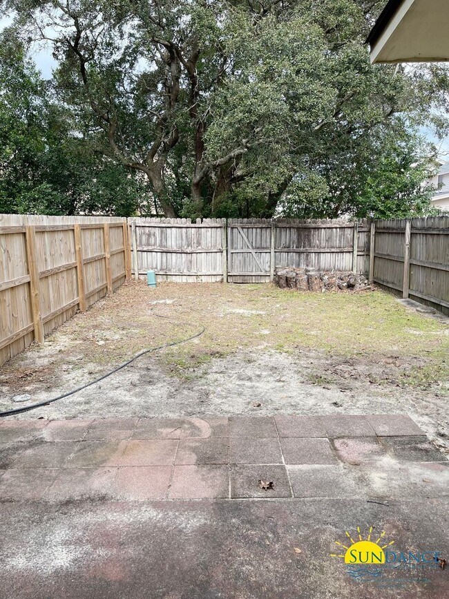 Building Photo - Adorable 3 Bedroom Townhouse In Fort Walton Beach!