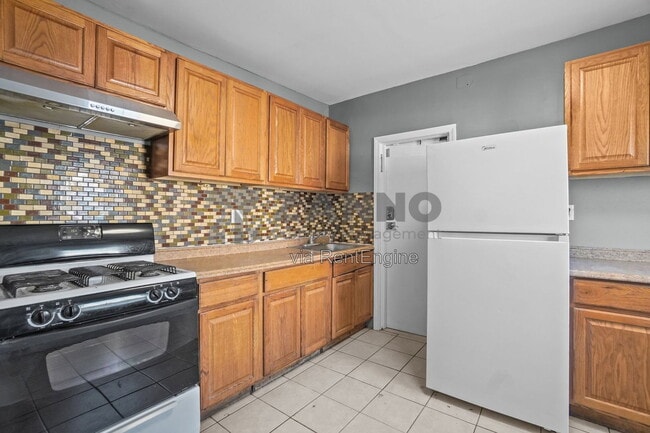 Building Photo - 72 Mowry St