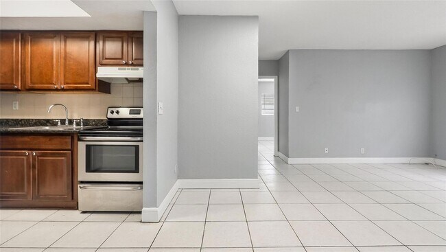 Building Photo - 626 SW 14th Ave