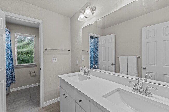 Building Photo - 11804 Saddle Rock Dr