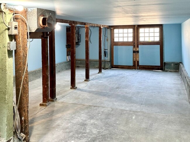 Building Photo - Cozy 2+bdrm/1 bath home w/a huge basement, washer/dryer, & off street pkg, space in the heart of ...