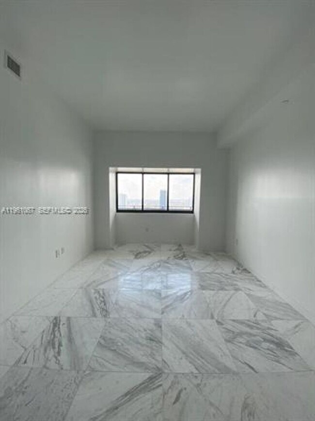 Building Photo - 480 NE 31st St