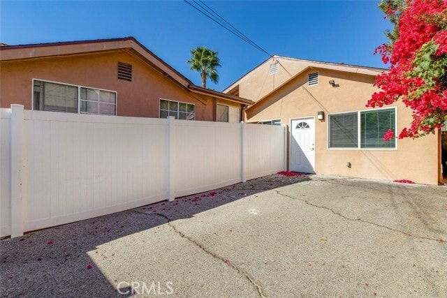 Building Photo - 10563 Vinedale St