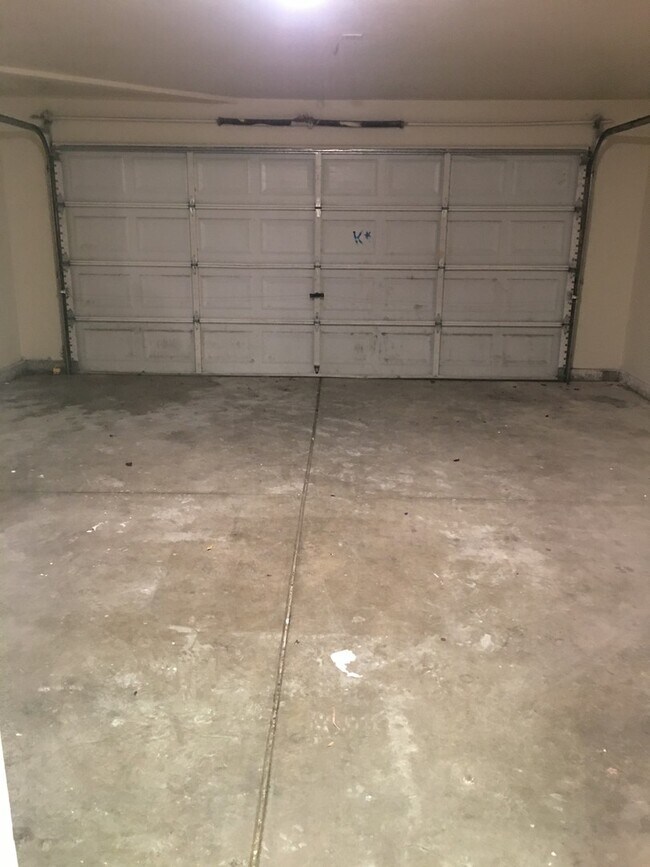 Building Photo - 3 Bedroom 2 Bath Duplex for Rent!