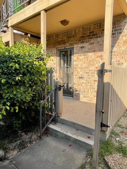 Building Photo - 4349 Bellaire Dr S