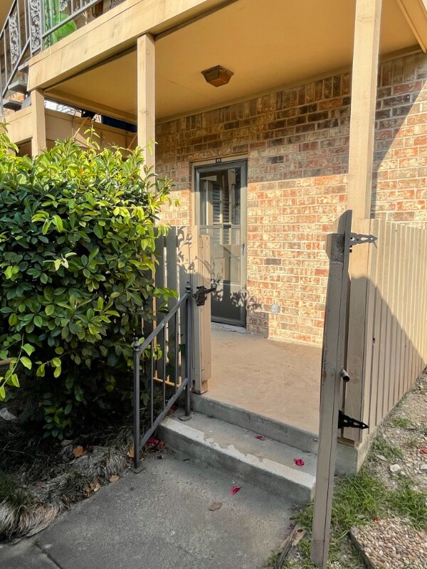 Building Photo - 4349 Bellaire Dr S