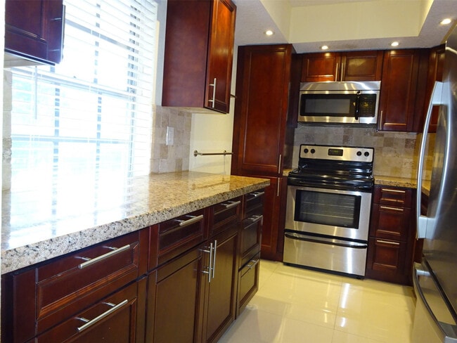 Building Photo - 2801 N Palm Aire Dr