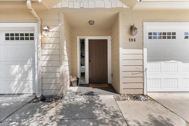 Building Photo - 3-Bedroom Townhome with Garage – Prime Coeur d’Alene Location