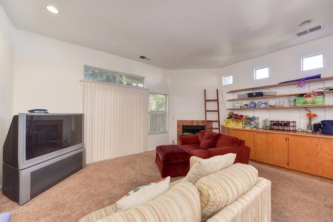 Building Photo - Fabulous West Davis location.  **No texts or phone calls. Email inquiries only***