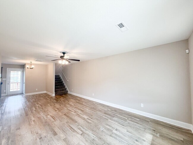 Building Photo - 3 Bedroom 2 1/2 Bathroom Home