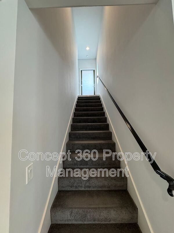 Building Photo - 1143 W 163rd St