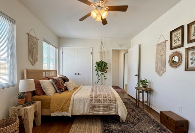 Building Photo - CORNER Upstairs Unit Within Small Gated Community! COMPLIMENTARY Shared Laundry! Spacious Floorplan!