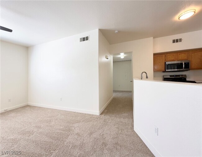 Building Photo - 3400 Cabana Dr