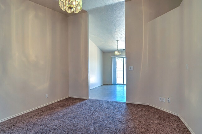 Building Photo - 3 Bedroom 2 bathroom home located near the...