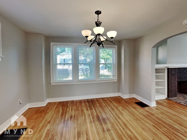 Building Photo - 727 Reinhard Ave