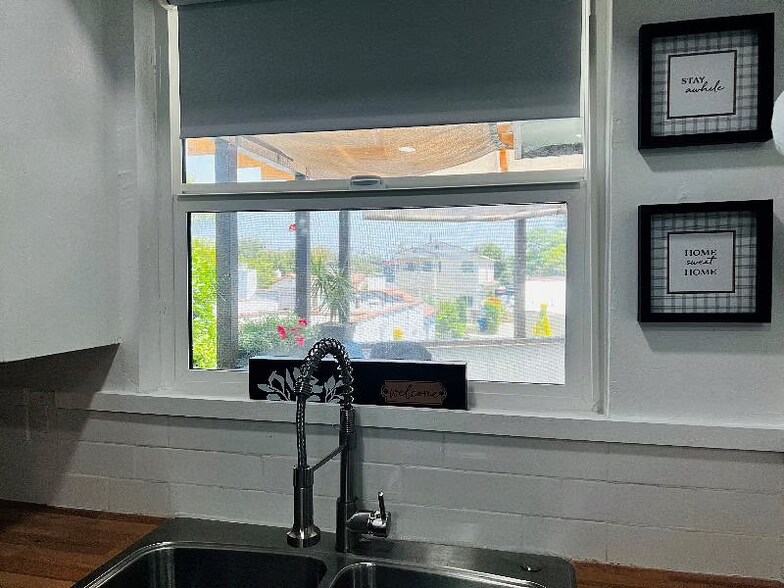 Kitchen - 1529 1/2 Carmona Ave