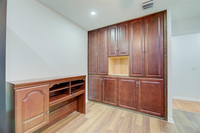 Building Photo - 724 NW 155th Terrace