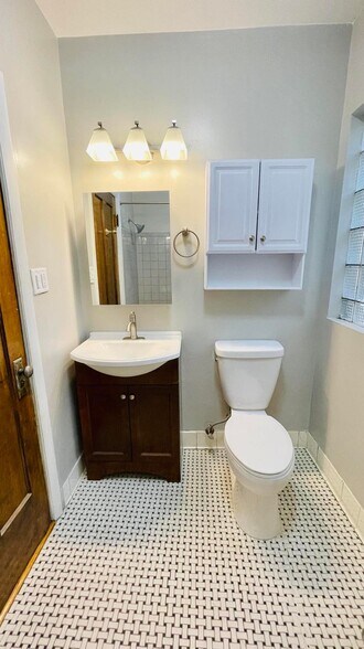 Building Photo - 4211 N Linder Ave