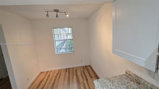 Building Photo - 650 Tennis Club Dr