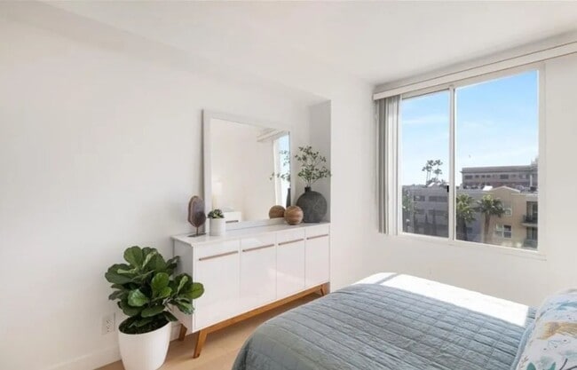 Building Photo - 2-Bedroom, 2-Bathroom Home in Prime Long B...