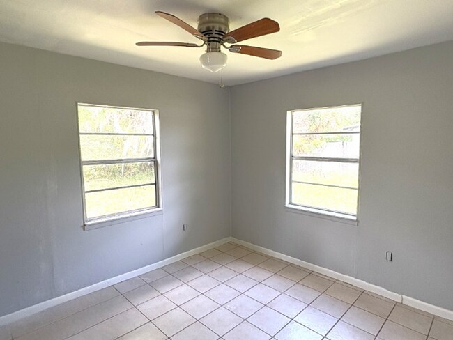 Building Photo - Charming 2 Bedroom Home with Fenced Yard & Screened Patio – Prime Location!