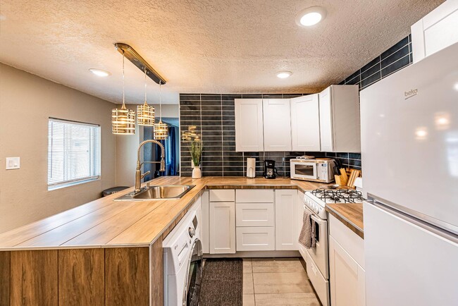 Building Photo - 268 Osuna Rd NW