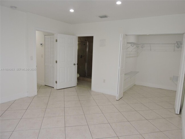 Building Photo - 551 E 39th St