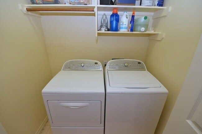 Building Photo - 6841 Staffordshire Blvd