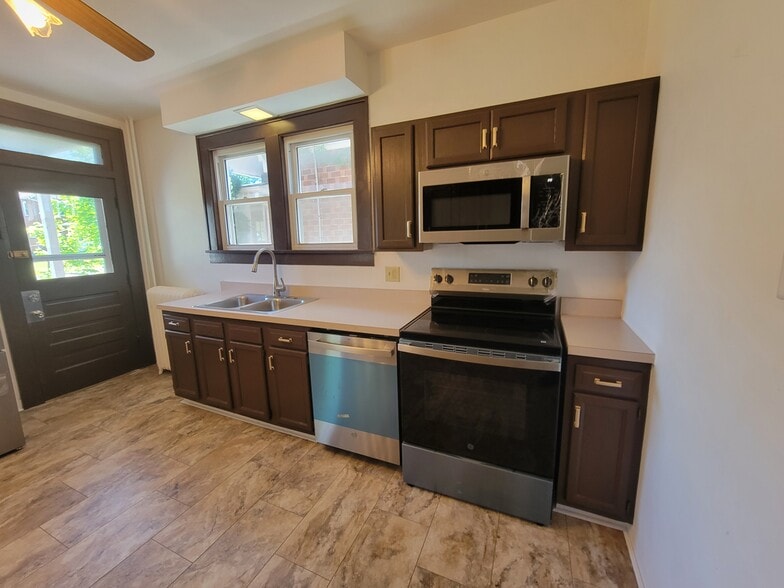 Building Photo - 632 Hill Top Dr