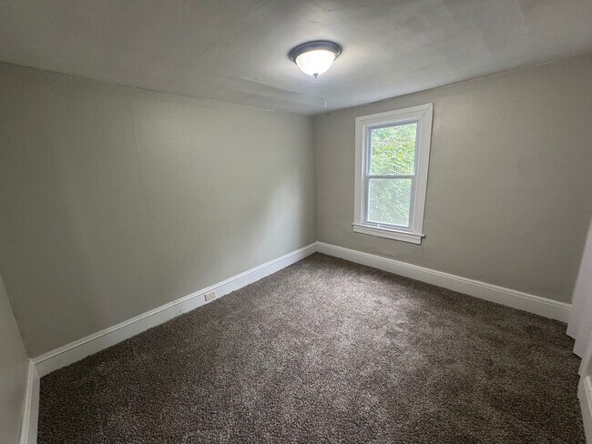 Building Photo - Charming 3-Bedroom Property in Prime Location