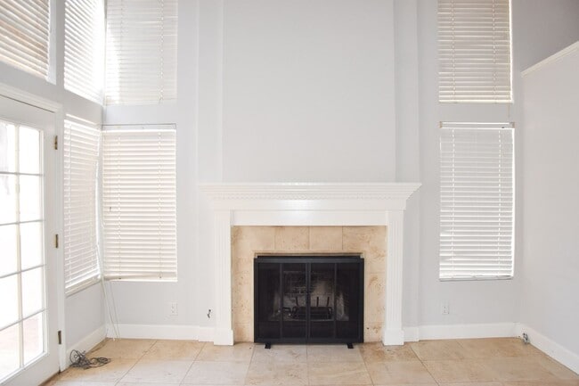 Building Photo - 8215 E White Oak Ridge