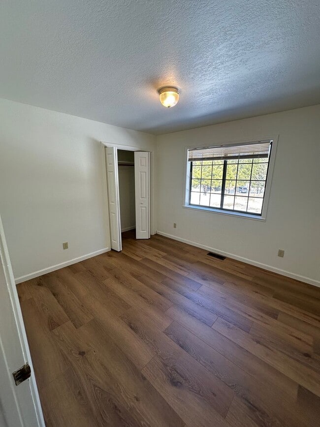 Building Photo - Long Term Glenshire Lease, 3 Bedroom House With Garage