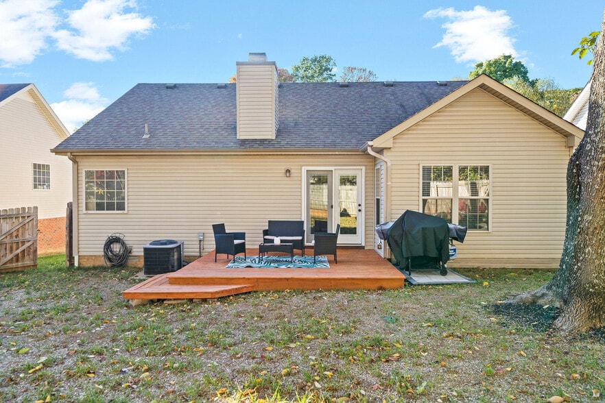 Building Photo - 525 Parkvue Village Way